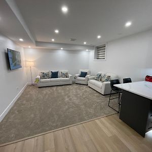 Luxurious Basement Apartment Near 401 And Hospital Лондон Exterior photo