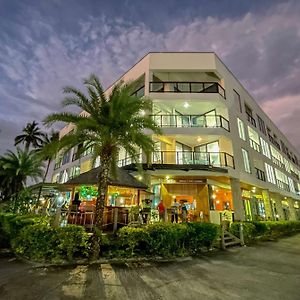 Ramada Suites By Wyndham Seafront Coral Coast Коротого Exterior photo