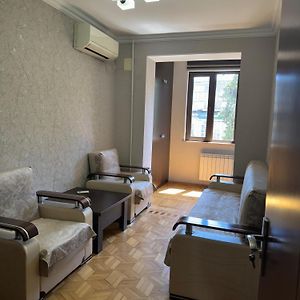 Апартаменты Large 100 Sqm 2Bd Apt In The Heart Of Downtown Баку Exterior photo