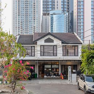 Отель Mono Coliving Kencana, Сурабая Exterior photo