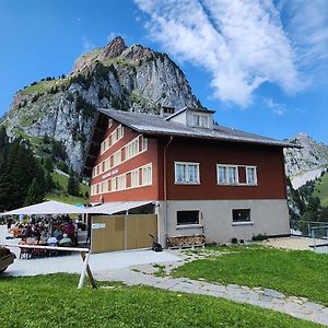 Отель Berggasthaus Holzegg Alpthal Exterior photo