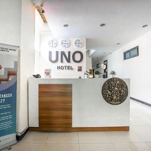 Oyo Uno Hotel Сурабая Exterior photo