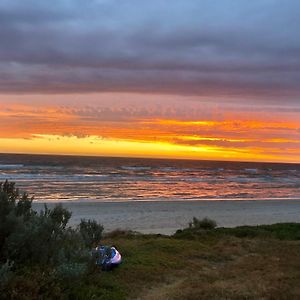 Апартаменты Beach Living - “A Bit Of Mykonos Near Mordialloc!” Aspendale Exterior photo