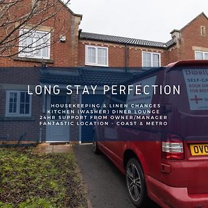 Dwellcome Home Ltd 3 Double Bedroom Townhouse, Free Driveway Parking, Fast Wifi, Ideal For Long Term Contractor, Etc Stays, 3 Miles 7 Mins Drive To Nissan, 15 Mins To Sunderland Newcastle, Regular Housekeeping Options - See Our Site For Assurance Болдон Exterior photo