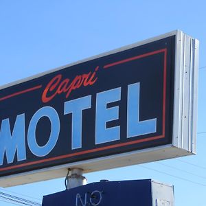 Capri Motel Скотсблафф Exterior photo