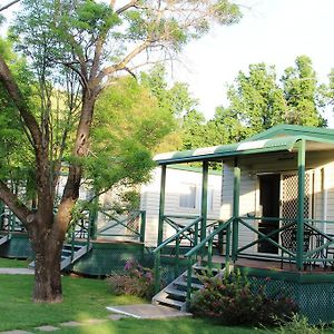 Отель Gundagai Cabins & Tourist Park Exterior photo