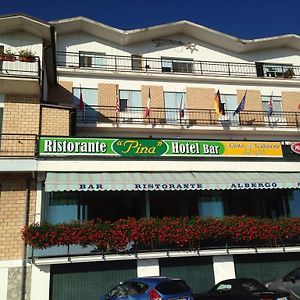 Hotel Pina Ristorante Изола-дель-Гран-Сассо-д'Италия Exterior photo