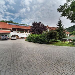 Hetenyi Apartmanhaz Es Birtok Mecseknadasd Exterior photo