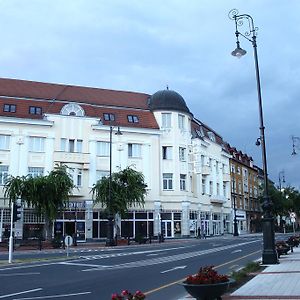 Hotel Central Надьканижа Exterior photo