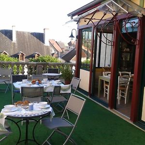 Logis Hotel La Tourelle Du Beffroi Бурбон-Ланси Exterior photo