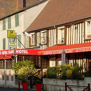 Auberge Du Cheval Blanc Crevecoeur-en-Auge Exterior photo