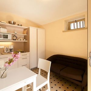 "Goethezimmer" - Mini-Ferienwohnungen In Der Leibnizallee Веймар Exterior photo