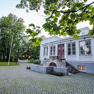 Отель Saka Manor Exterior photo