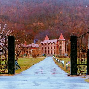 Отель Chateau Гусар Exterior photo