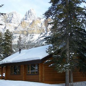 Отель Castle Mountain Chalets Банф Exterior photo