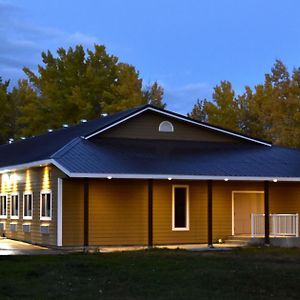 The Lion Inn & Suites Chetwynd Exterior photo