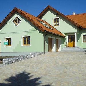 Отель Gaestezimmer Rieder Staatz Exterior photo