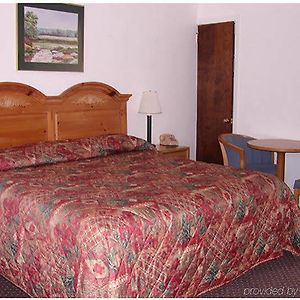 Red Carpet Inn & Suites Morgantown Room photo