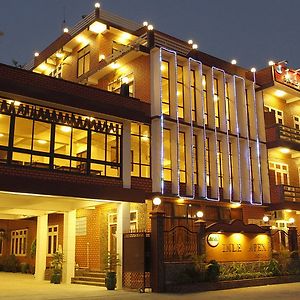 Inle Apex Hotel Ньоншуэ Exterior photo