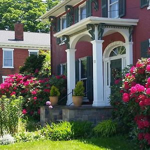 Grape Arbor Bed And Breakfast Эри Exterior photo