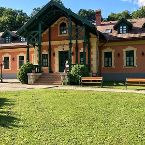 Bed and Breakfast St. Hubertus Etterem Es Panzio Парадшашвар Exterior photo