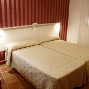 Отель Hostal Plaza De Italia Касерес Room photo