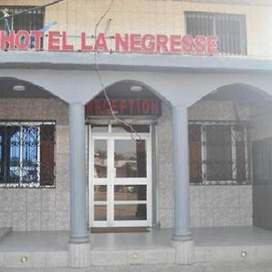 Hotel La Negresse Дуала Exterior photo