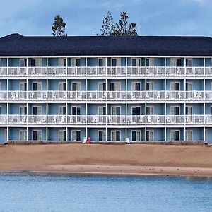 Fairview Beachfront Inn Маккино Сити Exterior photo