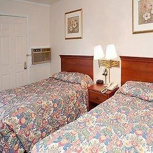 Econo Lodge Inn & Suites Шелберн Room photo