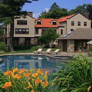 Отель Rock Hall Luxe Lodging Colebrook Exterior photo