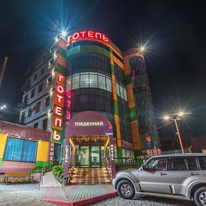 Отель Pivdenniy Львов Exterior photo