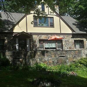 Maurrocks - A Pocono Mountains B&B Маунт-Поконо Exterior photo