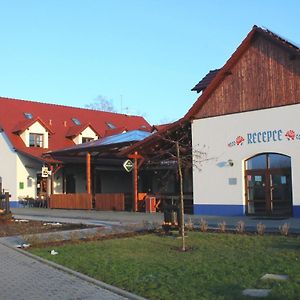 Отель Slovacky Dvur S.R.O. Острожска Нова Весь Exterior photo