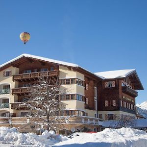 Das Traditionshotel Schwarzer Adler Таннхайм Exterior photo