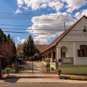 Отель Noresa Etterem Es Panzio Szalka Exterior photo