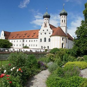 Отель Kloster Benediktbeuern - Gaestehaus Der Salesianer Don Bosco Exterior photo