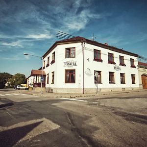 Отель Restaurace A Penzion Praha Дольни-Дунаёвице Exterior photo