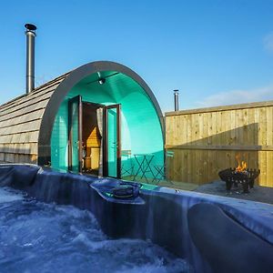 Отель Deluxe Glamping Pod With Hot Tub Фродсхам Exterior photo