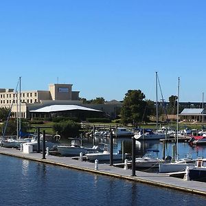 Bridgepointe Hotel & Marina Нью-Берн Exterior photo