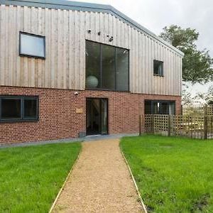 Апартаменты Oak & Hazel, Heath Row Barn Овертон Exterior photo