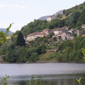 Апартаменты Gite Le Petit Riou Sainte-Marguerite-Lafigere Exterior photo