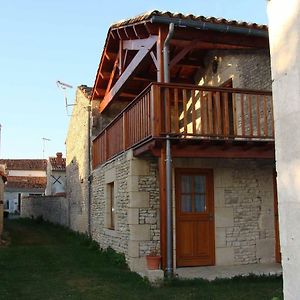 Bed and Breakfast Chambre D'Hote Au Col De Cygne Blanzac-les-Matha Exterior photo