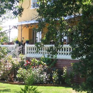 Bed and Breakfast La Maison Jaune Realville Exterior photo