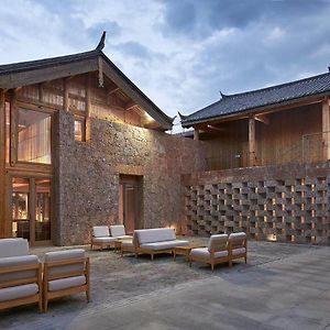 Отель Lijiang Tsingpu Baisha Retreat Exterior photo