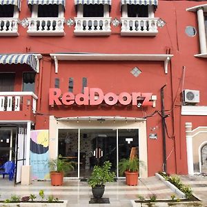 Отель Reddoorz Near Pelabuhan Tanjung Perak 2 Сурабая Exterior photo