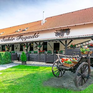 Bed and Breakfast Szeker Fogado Batonyterenye Exterior photo