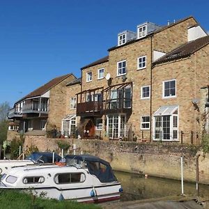 River Courtyard Apartment In The Heart Of Stneots Сент-Ниотс Exterior photo