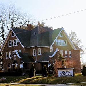 Iowa House Historic Inn Эймс Exterior photo