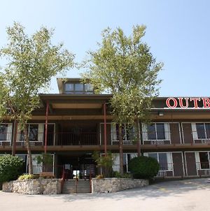 Outback Roadhouse Motel & Suites Брэнсон Exterior photo