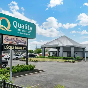 Quality Inn & Suites Banquet Center Ливония Exterior photo